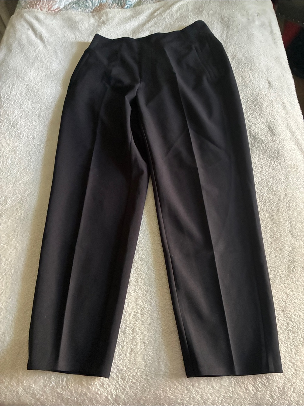 Athleta women’s tapered slacks. Size 8. 14% spandex,14% spandex. Looks not worn